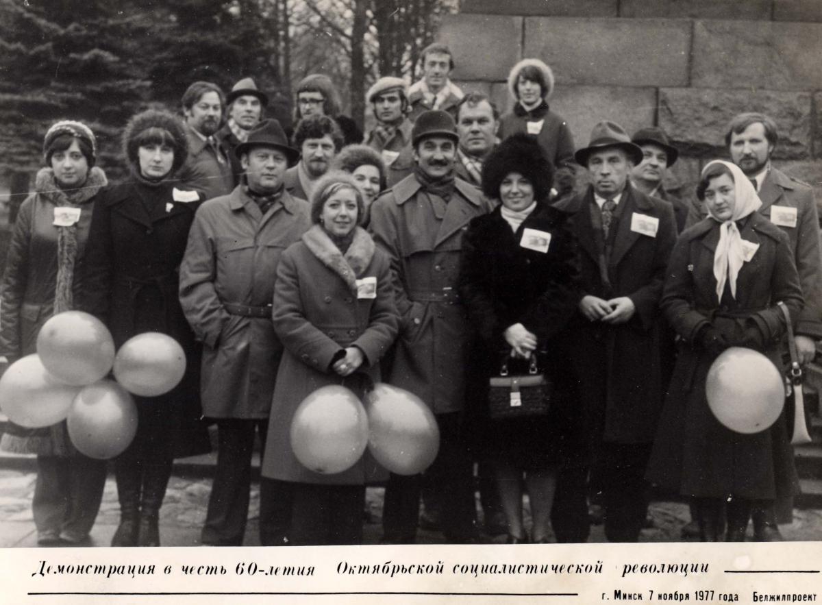 08-Демонстрация-в-честь-60-летия-Октябрьской-революции